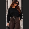 Stylowy sweter w odcieniach czerni z ozdobną kieszenią